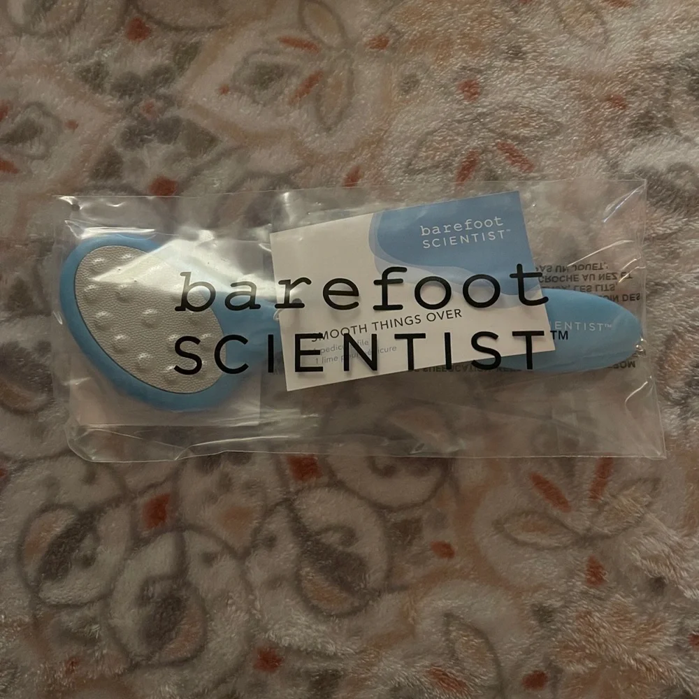 Barefoot scientist smooth things over - Picture 3 of 4